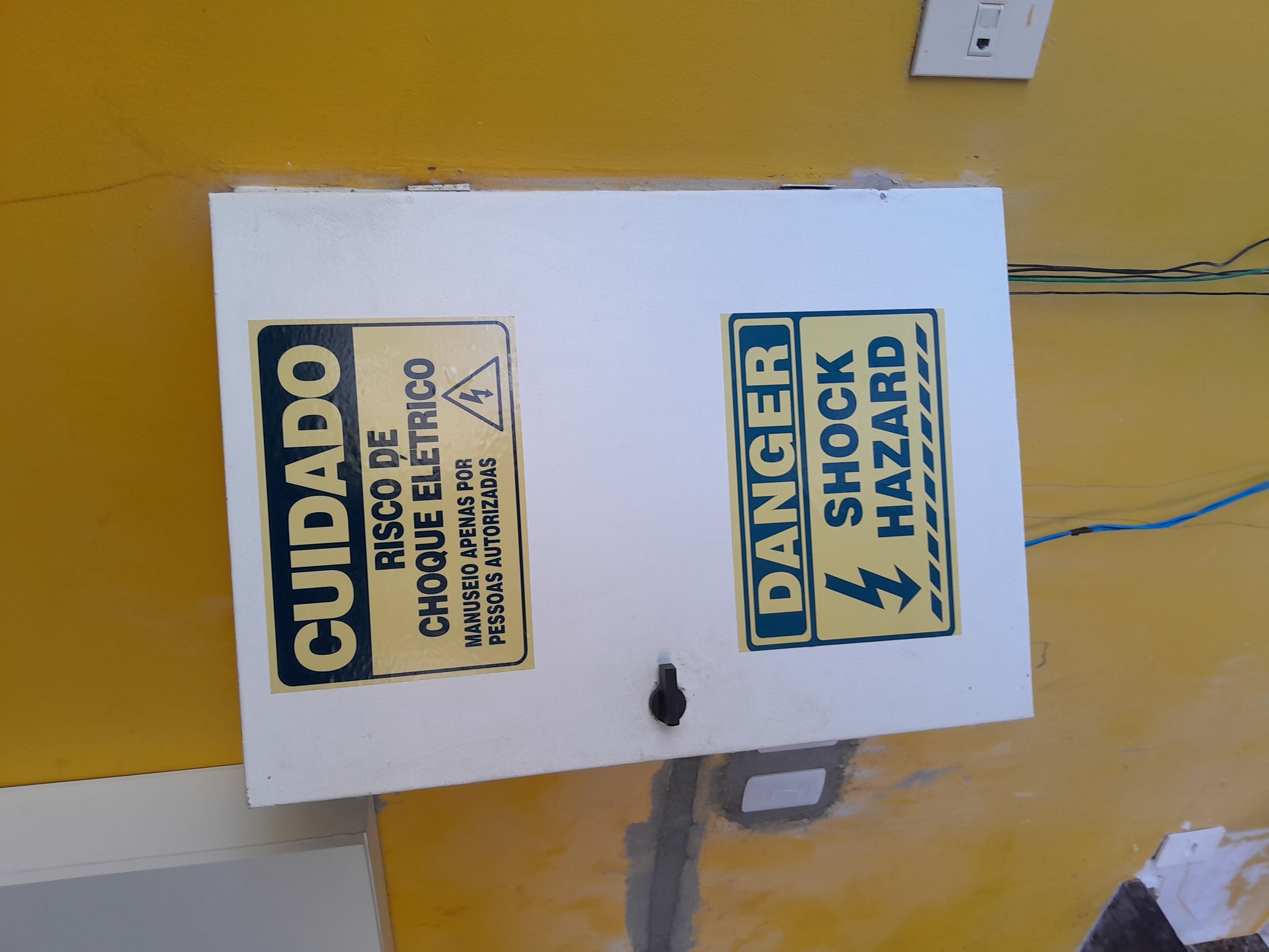 Instalação de Quadro de Reinar na área externa